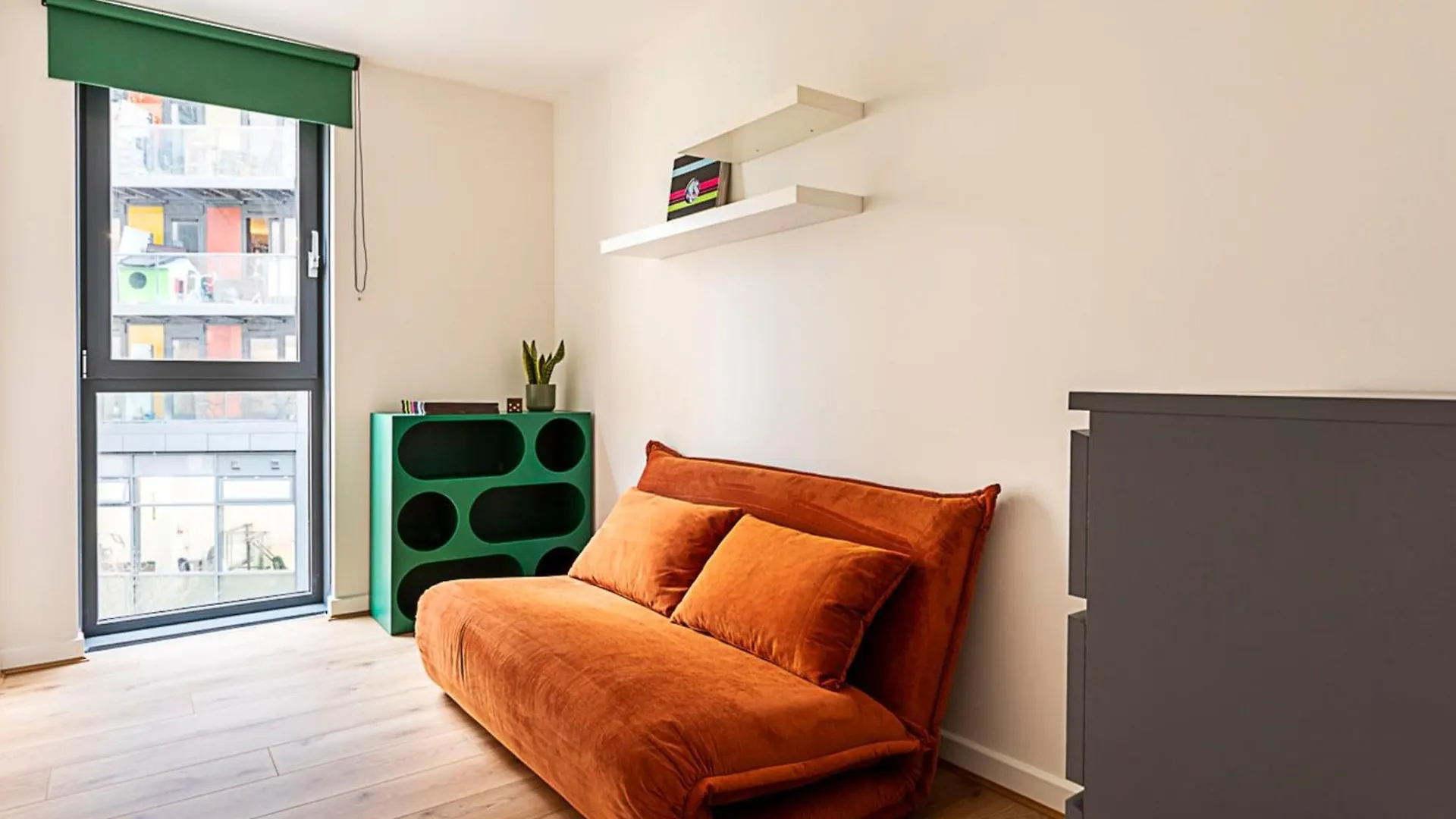 Vibrant And Modern Apartment With Canal Views London
